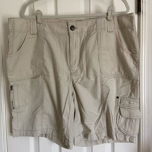 Eddie Bauer multi pocket cargo short